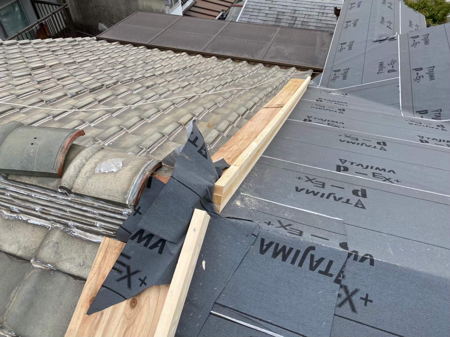 防水紙を軒から棟の順番で設置